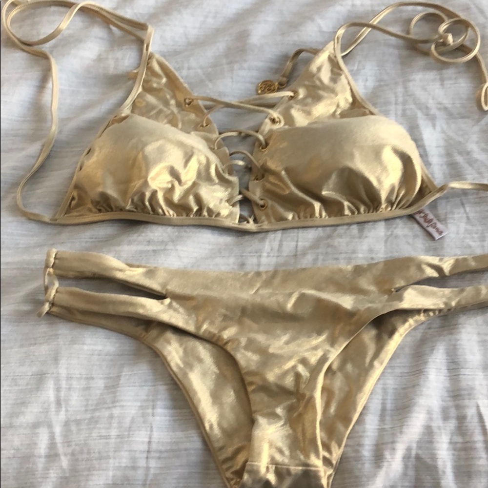 Comes with 2 bottoms 1 top